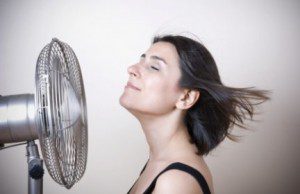 Mulher com o calor da menopausa
